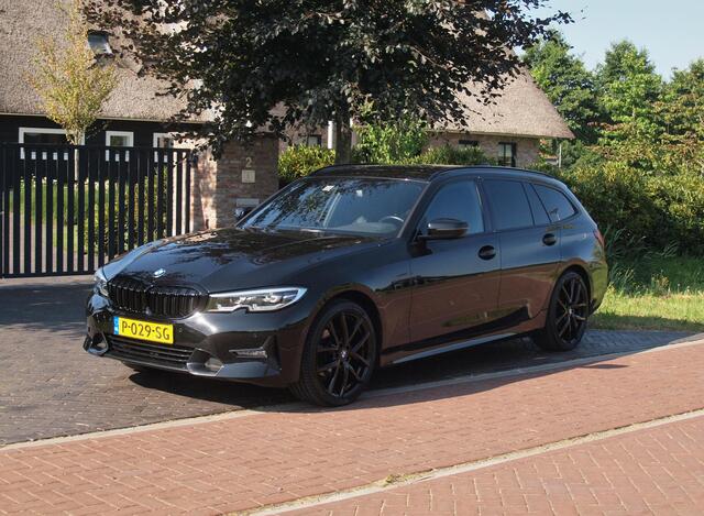 BMW 3-SERIE Touring 318i Business Edition | Black Optic | Apple Carplay | Sfeerverlichting | Parkeersensoren | NL-Auto |