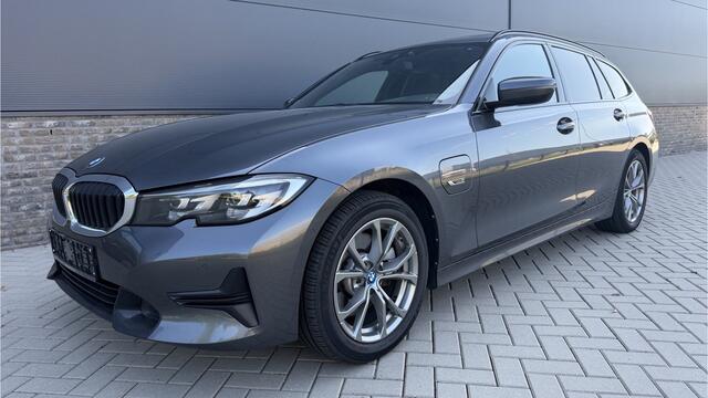 BMW 3-SERIE Touring 320e High Executive PHEV Panoramadak / Sportline pakket / Trekhaak