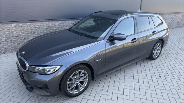 BMW 3-SERIE Touring 320e High Executive PHEV Panoramadak / Sportline pakket / Trekhaak