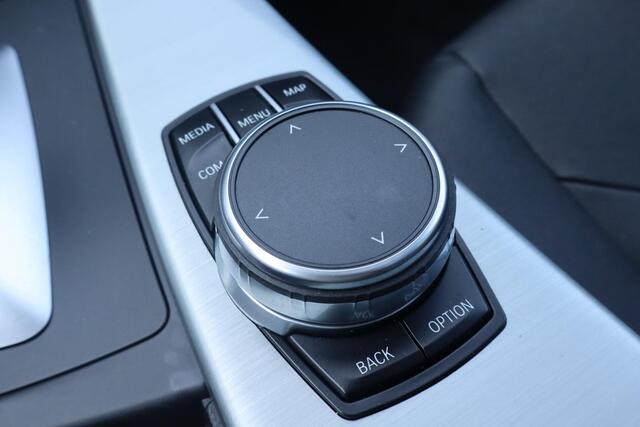 BMW 3-SERIE Touring 320i | Automaat | Panoramadak | Leder | Camera | Trekhaak