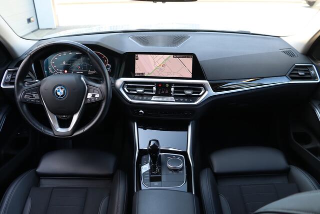 BMW 3-SERIE Touring 330e | Adap. Cruise | Elek.Trekhaak | Stoel-/Stuurverwarming | Carplay