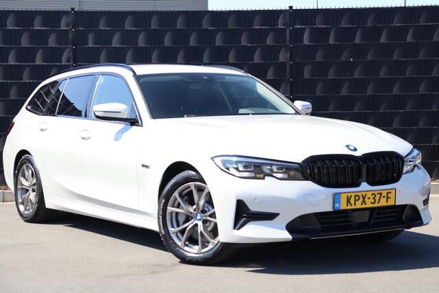 BMW 3-SERIE Touring 330e | Adap. Cruise | Elek.Trekhaak | Stoel-/Stuurverwarming | Carplay