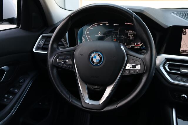 BMW 3-SERIE Touring 330e | Adap. Cruise | Elek.Trekhaak | Stoel-/Stuurverwarming | Carplay