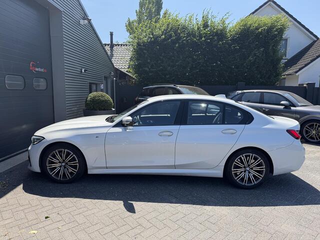 BMW 3-SERIE 330i High Executive M-Sport | Navigatie | Climate Control | Stoelverwarming | Parkeersensoren |