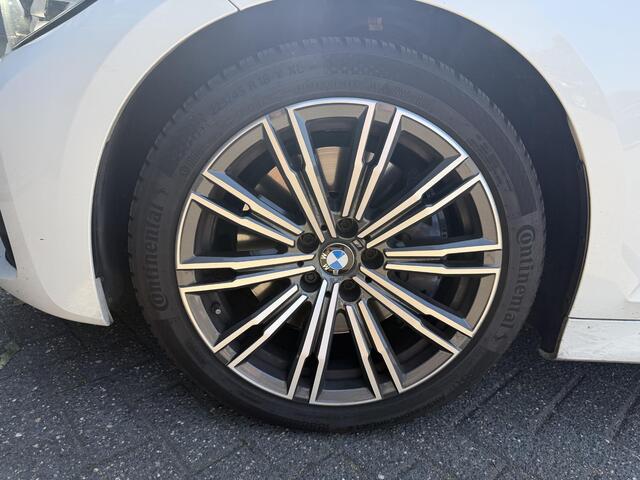 BMW 3-SERIE 330i High Executive M-Sport | Navigatie | Climate Control | Stoelverwarming | Parkeersensoren |