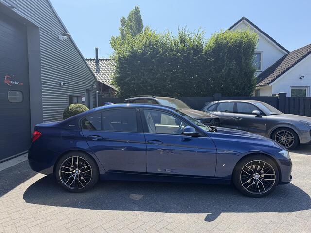 BMW 3-SERIE 330e High Executive SOH 91,3% | Navigatie | Lederen Bekleding | 19 Inch Lichtmetalen Velgen | Cruise Control |