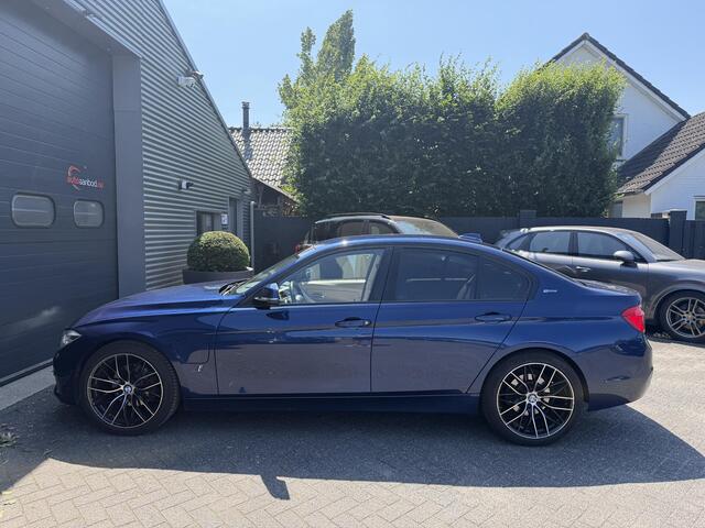 BMW 3-SERIE 330e High Executive SOH 91,3% | Navigatie | Lederen Bekleding | 19 Inch Lichtmetalen Velgen | Cruise Control |