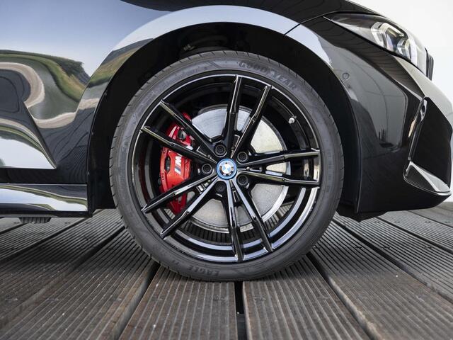 BMW 3-SERIE Touring 330e xDrive | M Sportpakket Pro | Innovation Pack | Verwarmd Stuurwiel | Harman Kardon | Panoramadak | Comfort Access | Trekhaak