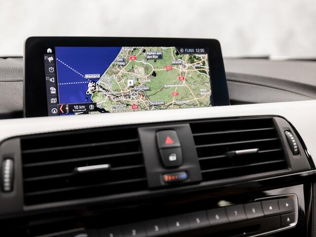BMW 3-SERIE 318i M Sport Automaat (GROOT NAVI, M PAKKET, VIRTUAL COCKIT, COGNAC LEDER, SPORTSTOELEN, STOELVERWARMING, GETINT GLAS, ELEK ACHTERKLEP, NIEUWE APK, NIEUWSTAAT)
