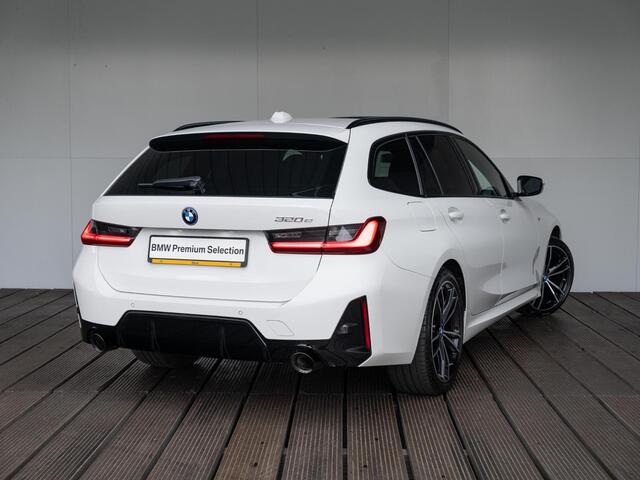 BMW 3-SERIE Touring 320e | M Sportpakket | Travel Pack | 19 inch | Glazen panoramadak | HiFi | Sportstoelen
