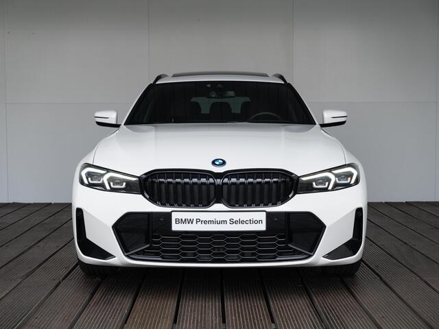 BMW 3-SERIE Touring 320e | M Sportpakket | Travel Pack | 19 inch | Glazen panoramadak | HiFi | Sportstoelen