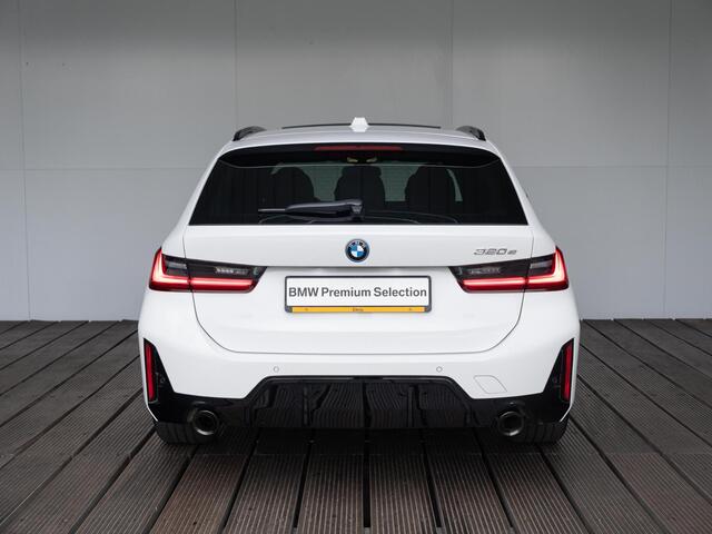 BMW 3-SERIE Touring 320e | M Sportpakket | Travel Pack | 19 inch | Glazen panoramadak | HiFi | Sportstoelen