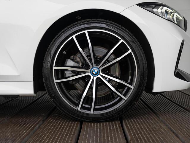 BMW 3-SERIE Touring 320e | M Sportpakket | Travel Pack | 19 inch | Glazen panoramadak | HiFi | Sportstoelen