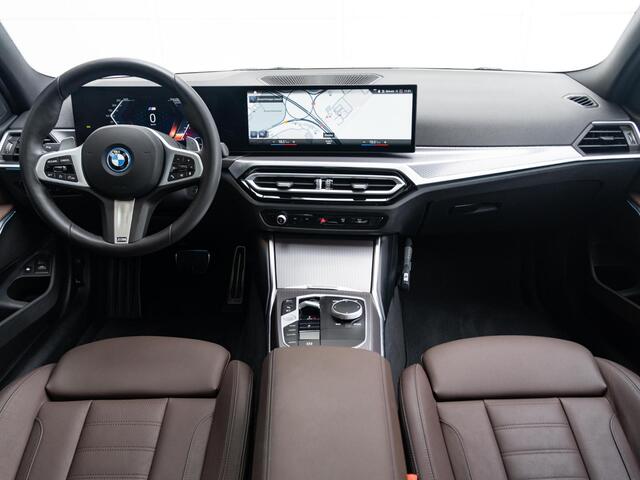 BMW 3-SERIE Touring 320e | M Sportpakket | Travel Pack | 19 inch | Glazen panoramadak | HiFi | Sportstoelen