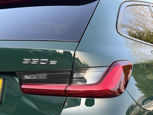 BMW 3-SERIE Touring 330e | M-Pro | Special Req. British racing green | Trekhaak | Panorama | Harman/kardon | 19"
