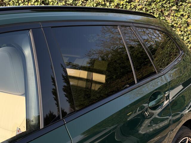 BMW 3-SERIE Touring 330e | M-Pro | Special Req. British racing green | Trekhaak | Panorama | Harman/kardon | 19"