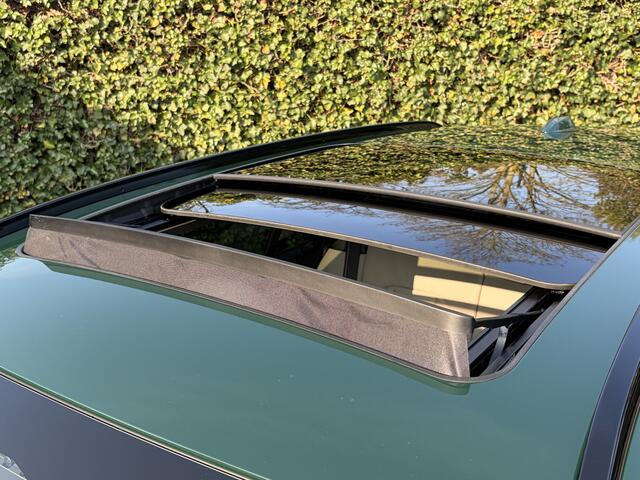 BMW 3-SERIE Touring 330e | M-Pro | Special Req. British racing green | Trekhaak | Panorama | Harman/kardon | 19"