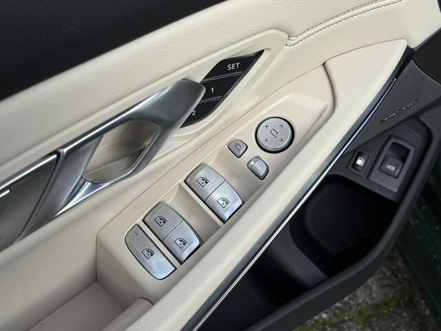 BMW 3-SERIE Touring 330e | M-Pro | Special Req. British racing green | Trekhaak | Panorama | Harman/kardon | 19"