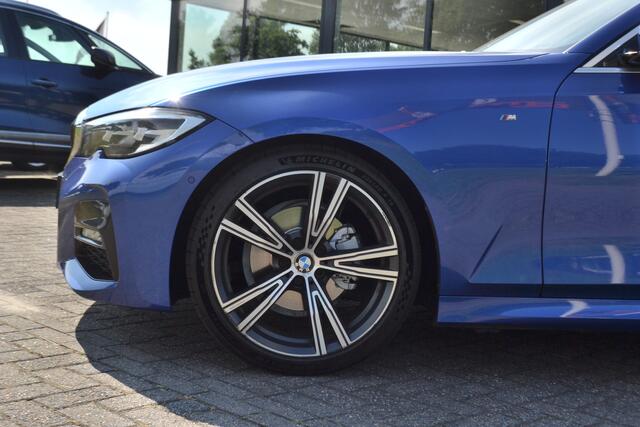 BMW 3-SERIE 320i M Sport Pakket | Achteruitrijcamera | Carplay | Leer Alcan | Dealer onderhouden Nl Auto! 19" lmv