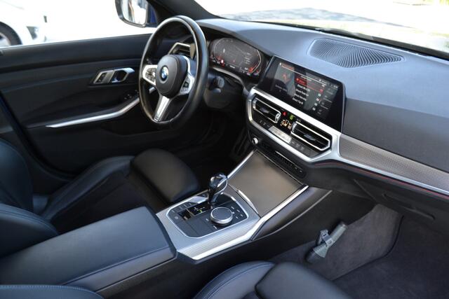 BMW 3-SERIE 320i M Sport Pakket | Achteruitrijcamera | Carplay | Leer Alcan | Dealer onderhouden Nl Auto! 19" lmv