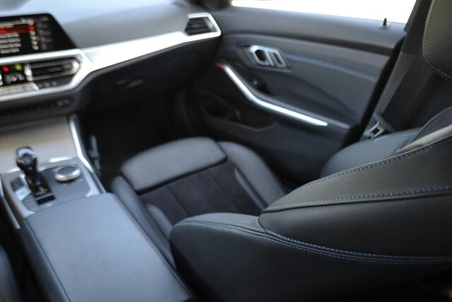 BMW 3-SERIE 320i M Sport Pakket | Achteruitrijcamera | Carplay | Leer Alcan | Dealer onderhouden Nl Auto! 19" lmv