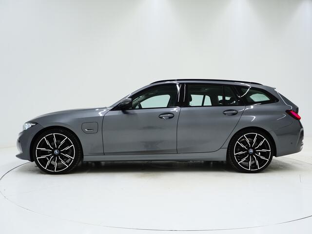 BMW 3-SERIE Touring 320e xDrive LCI Shadowline | Panoramadak | LaserLED | HUD | Adaptive Cruise | 360 | Dodehoek | Carplay