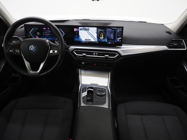 BMW 3-SERIE Touring 320e xDrive LCI Shadowline | Panoramadak | LaserLED | HUD | Adaptive Cruise | 360 | Dodehoek | Carplay