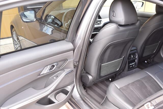 BMW 3-SERIE 330i Executive Edition * M-Sportpakket * Head-up * Sportremmen * A-spoiler *