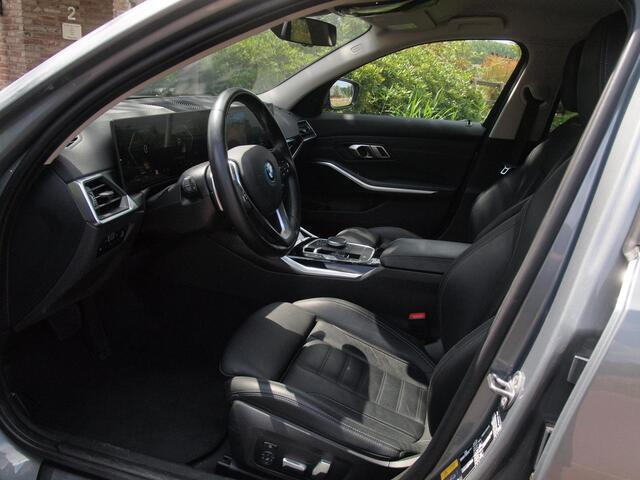 BMW 3-SERIE Touring 320e | Camera | Trekhaak | Sfeerverlichting | Stoelmemory | Cruise Control |