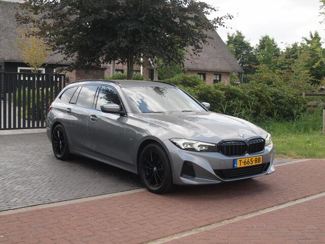 BMW 3-SERIE Touring 320e | Camera | Trekhaak | Sfeerverlichting | Stoelmemory | Cruise Control |