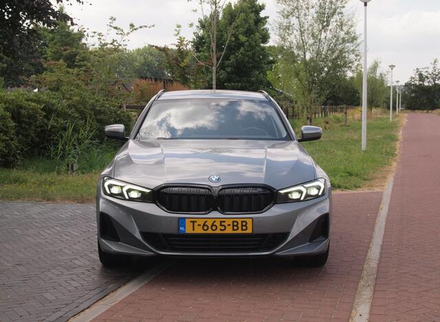 BMW 3-SERIE Touring 320e | Camera | Trekhaak | Sfeerverlichting | Stoelmemory | Cruise Control |