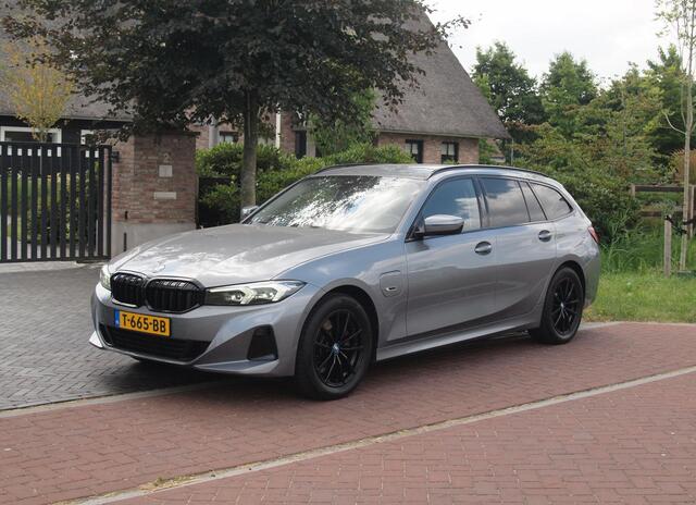 BMW 3-SERIE Touring 320e | Camera | Trekhaak | Sfeerverlichting | Stoelmemory | Cruise Control |