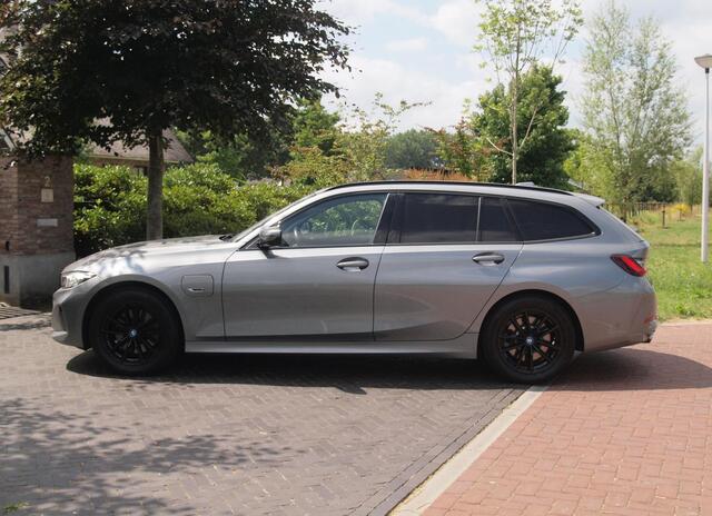 BMW 3-SERIE Touring 320e | Camera | Trekhaak | Sfeerverlichting | Stoelmemory | Cruise Control |