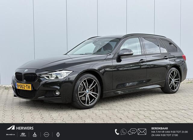 BMW 3-SERIE Touring 330i xDrive High Executive 8AT AUTOMAAT / 252PK / AWD / Navigatie / Parkeersensoren Voor & Achter / Elektrische achterklep / Stoelverwarming voor / LMV / Historie aanwezig / 1ste Eigenaar 5 jaar in NL / 1800KG Trekgewicht / BMW Led lampen /