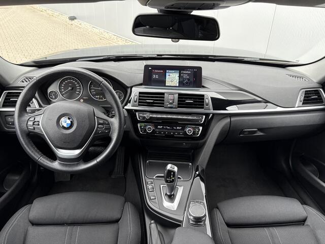 BMW 3-SERIE Touring 330i xDrive High Executive 8AT AUTOMAAT / 252PK / AWD / Navigatie / Parkeersensoren Voor & Achter / Elektrische achterklep / Stoelverwarming voor / LMV / Historie aanwezig / 1ste Eigenaar 5 jaar in NL / 1800KG Trekgewicht / BMW Led lampen /