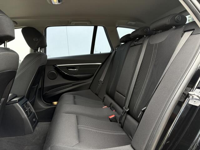 BMW 3-SERIE Touring 330i xDrive High Executive 8AT AUTOMAAT / 252PK / AWD / Navigatie / Parkeersensoren Voor & Achter / Elektrische achterklep / Stoelverwarming voor / LMV / Historie aanwezig / 1ste Eigenaar 5 jaar in NL / 1800KG Trekgewicht / BMW Led lampen /