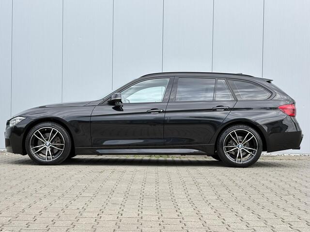 BMW 3-SERIE Touring 330i xDrive High Executive 8AT AUTOMAAT / 252PK / AWD / Navigatie / Parkeersensoren Voor & Achter / Elektrische achterklep / Stoelverwarming voor / LMV / Historie aanwezig / 1ste Eigenaar 5 jaar in NL / 1800KG Trekgewicht / BMW Led lampen /