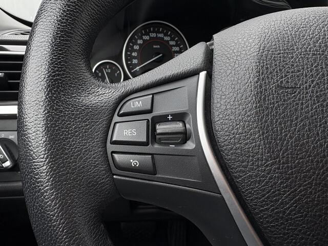 BMW 3-SERIE Touring 330i xDrive High Executive 8AT AUTOMAAT / 252PK / AWD / Navigatie / Parkeersensoren Voor & Achter / Elektrische achterklep / Stoelverwarming voor / LMV / Historie aanwezig / 1ste Eigenaar 5 jaar in NL / 1800KG Trekgewicht / BMW Led lampen /