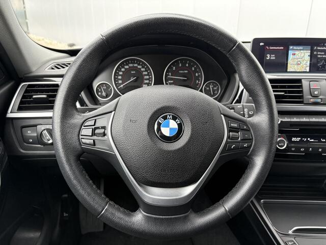 BMW 3-SERIE Touring 330i xDrive High Executive 8AT AUTOMAAT / 252PK / AWD / Navigatie / Parkeersensoren Voor & Achter / Elektrische achterklep / Stoelverwarming voor / LMV / Historie aanwezig / 1ste Eigenaar 5 jaar in NL / 1800KG Trekgewicht / BMW Led lampen /