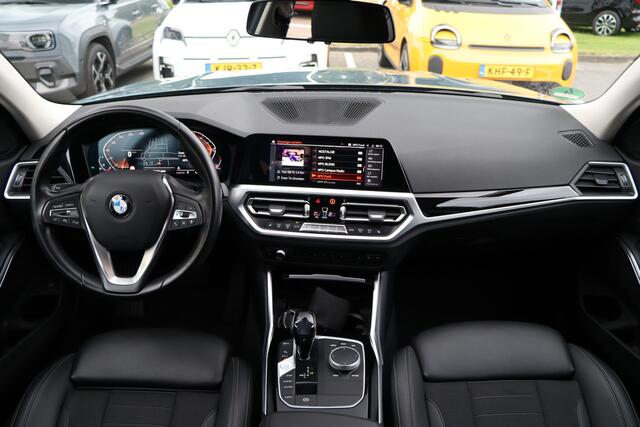 BMW 3-SERIE Touring 320i High Executive Edition | Adap. Cruise | Stoelverwarming | Halfleder | Navigatie | Carplay