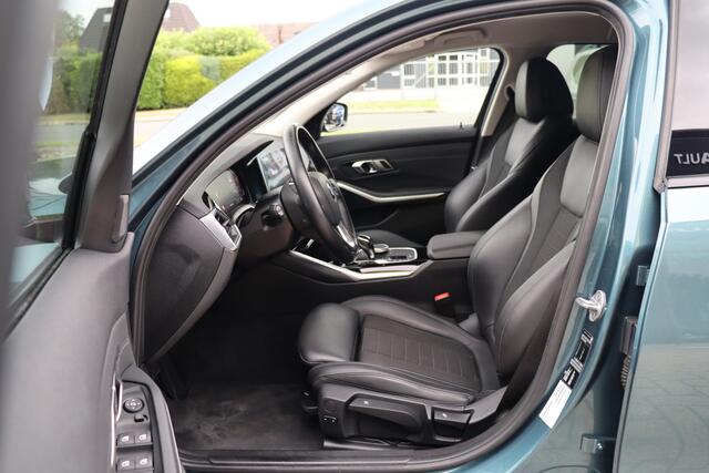 BMW 3-SERIE Touring 320i High Executive Edition | Adap. Cruise | Stoelverwarming | Halfleder | Navigatie | Carplay