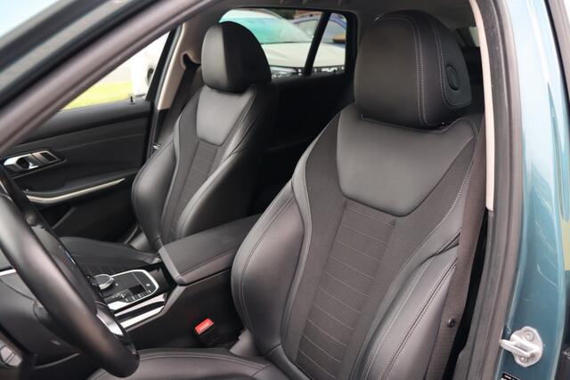 BMW 3-SERIE Touring 320i High Executive Edition | Adap. Cruise | Stoelverwarming | Halfleder | Navigatie | Carplay