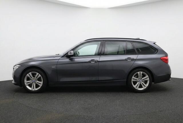 BMW 3-SERIE 318i Touring Sportline Pano | Trekhaak | Sportstoelen | Stoelverwarming | Camera