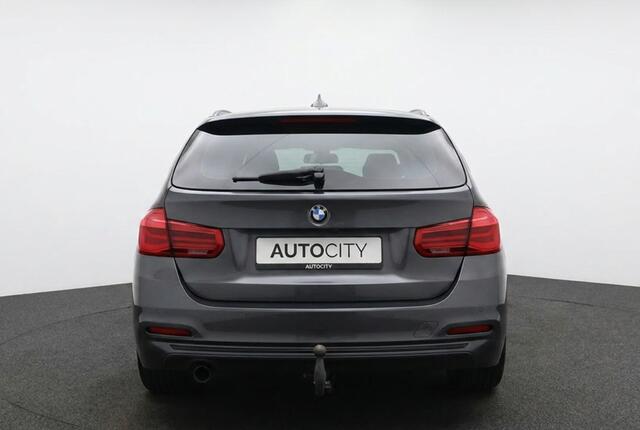 BMW 3-SERIE 318i Touring Sportline Pano | Trekhaak | Sportstoelen | Stoelverwarming | Camera