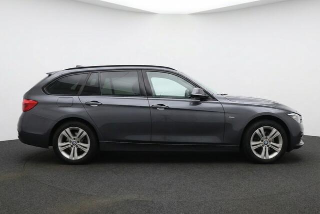 BMW 3-SERIE 318i Touring Sportline Pano | Trekhaak | Sportstoelen | Stoelverwarming | Camera