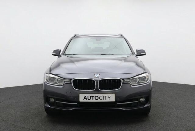 BMW 3-SERIE 318i Touring Sportline Pano | Trekhaak | Sportstoelen | Stoelverwarming | Camera