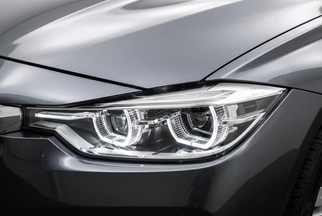BMW 3-SERIE 318i Touring Sportline Pano | Trekhaak | Sportstoelen | Stoelverwarming | Camera