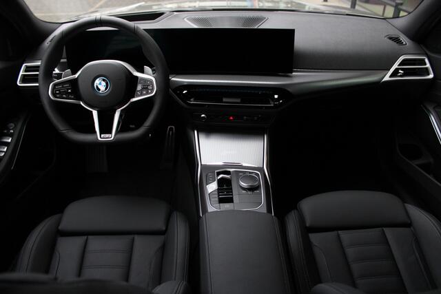 BMW 3-SERIE Touring 330e M Sport Automaat / Panoramadak / Trekhaak / Adaptieve LED / Sportstoelen / Comfort Access / Parking Assistant Plus / Stuurverwarming