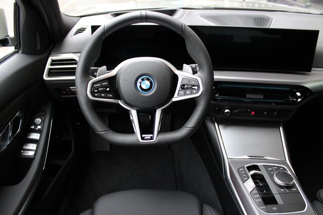 BMW 3-SERIE Touring 330e M Sport Automaat / Panoramadak / Trekhaak / Adaptieve LED / Sportstoelen / Comfort Access / Parking Assistant Plus / Stuurverwarming