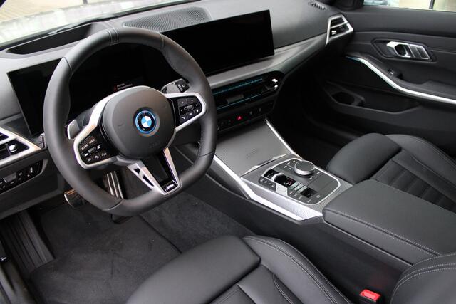 BMW 3-SERIE Touring 330e M Sport Automaat / Panoramadak / Trekhaak / Adaptieve LED / Sportstoelen / Comfort Access / Parking Assistant Plus / Stuurverwarming